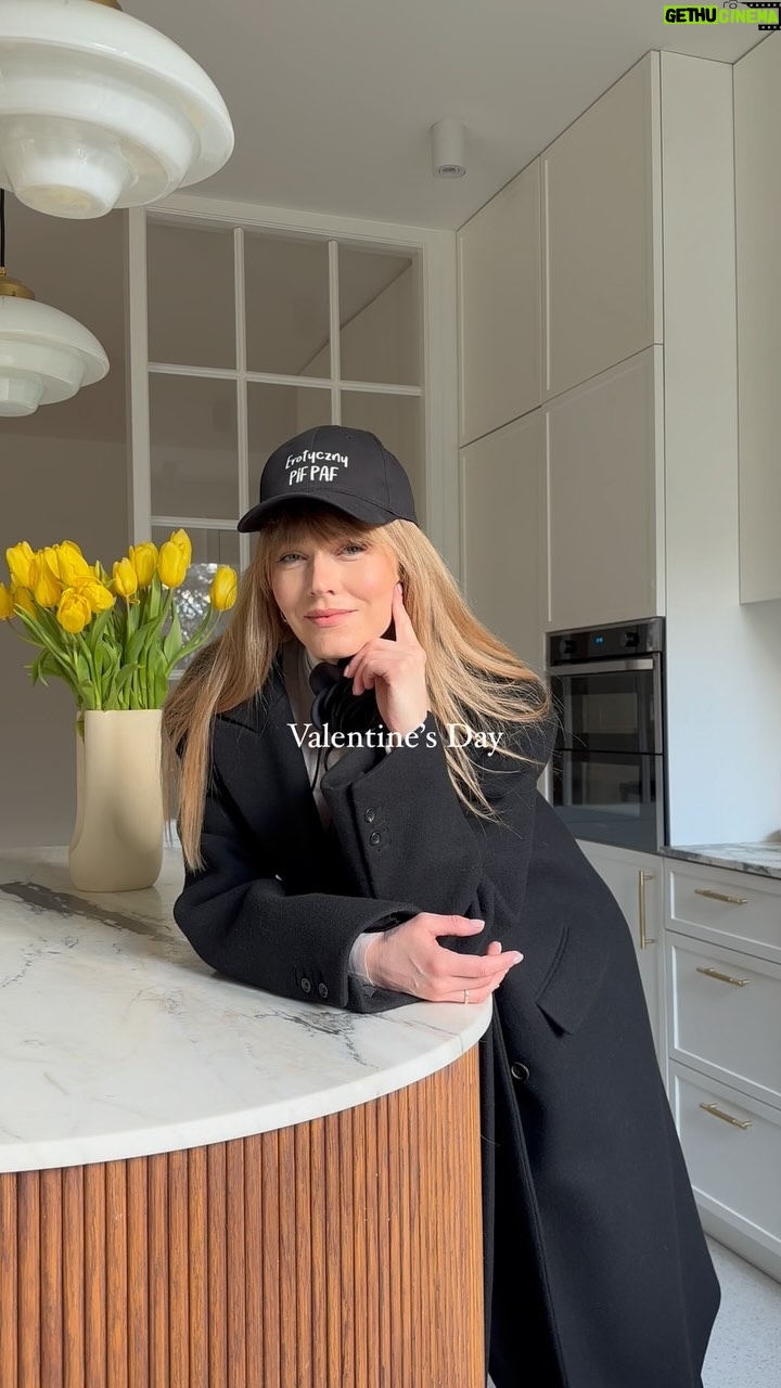 Magdalena Lamparska Instagram - Wszystkiego najlepszego Kochani w dniu zakochańców, jak to mówi mój synek. Miłości do siebie Wam życzę! Łagodności, zrozumienia i empatii ❤️ Jedziemy dziś z Klapsem do Kielc, ale na głowie mam wciąż Erotyczny PIF Paf z Nienasyconych 🚀 #valentinesday