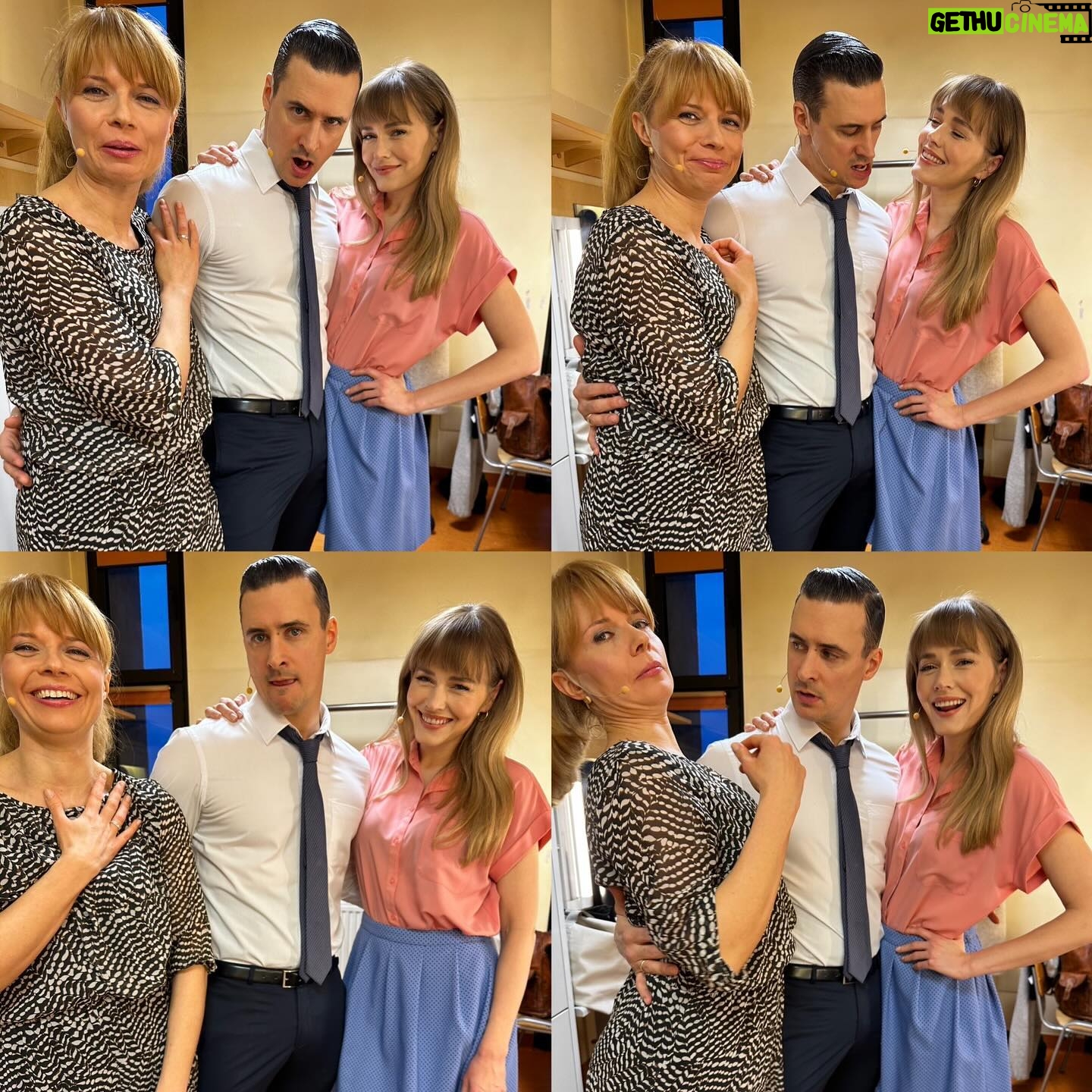 Magdalena Lamparska Instagram - Dziś gramy 223 spektakl. W marcu minie 10 lat od premiery. A my ciągle bawimy się i fascynujemy tym czym jest wyobraźnia w teatrze. U nas nie ma wielkich dekoracji. Tylko nasze trio na ogromnej scenie. Zespół to podstawa. Klaps! 50 twarzy Greya 🚀 #teatr #pastisz #sztuka 📷 @grabowskihubi ❤️