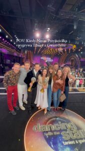 Magdalena Lamparska Instagram - Zespół „Nienasyconych” po wczorajszym spektaklu biegiem znalazł się na widowni @tanieczgwiazdami, żeby wspierać naszą wspaniałą @anita_sokolowskaa ⭐️ Niespodzianka się udała! A my mogliśmy przeżyć te ogromne emocje na żywo. To co wykonała Anita w tańcu przekracza jakąkolwiek możliwość opisu. To jakie emocje dostarczyła nam - widzom z wspaniałym partnerem i genialnym tancerzem, nauczycielem @jacekjeschke 💫 W życiu ważne jest to żeby mieć dobrych ludzi dookoła siebie. W naszej aktorskiej pracy, która oparta jest na bliskości, współodczuwaniu, zespołowości to kluczowe. Erotyczny PIF paf team pęka z dumy @anita_sokolowskaa ⭐️ #zespół #teatr #aktorzy #nienasyceni #erotycznepifpaf
