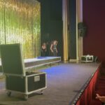 Magdalena Lamparska Instagram – Poznań przyjął „Nienasyconych” z ogromną uwagą. Częściej można spotkać na scenie podróżujące komedie czy farsy, a nasz nowy spektakl ma na celu zobaczenie się z boku, jak w lustrze, nie tylko zabawę ale przede wszystkim refleksje. Lubimy to dla Was grać.
Dziękujemy cudownej publiczności. ⭐️
#nienasyceni #poznań