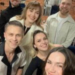 Magdalena Lamparska Instagram – Dziś nasz ostatni popremierowy spektakl ✨ Na kolejne zapraszamy w marcu.

To była bardzo intensywna i budująca praca całego naszego zespołu pod przewodnictwem wspaniałej reżyserki @anita_sokolowskaa 🚀

Bardzo zależało nam, żeby każdy widz mógł się przejrzeć w problemach naszych teatralnych małżeństw. Myślę, że jeśli wychodzisz z teatru z refleksją, emocją, przeżyciem to jest to nasz sukces, bo taki kierunek teatru jest dla mnie osobiście bardzo ważny. 

Największą wygraną naszych „NIENASYCONYCH” jest spotkanie z wybitnymi koleżankami i kolegami. To jakim bezpieczeństwem obdarzaliśmy się nawzajem, wsparciem, empatią… to tak bardzo potrzebne w kreatywnej pracy opartej na emocjach. Dziękuję Wam mój wspaniały Erotyczny PIF PAF teamie. Uwielbiam Was! Dziękuję z całego serca ♥️ 

@olgaboladz_official @vanessaalxndr @piotr_witkowski_ @maciej_zakoscielny @jakub.sasak @robert.gulaczyk 

Anitko, dziękujemy Kochana! Tobie i Twojemu zespołowi Magdzie i Krzysiowi, Wojtkowi, Marcinowi @magda_jedra 

Leć wysoko! Dmuchamy w Twoje skrzydła! 

Zapraszamy Was do @garnizonsztuki_teatr ✨

#teatr
#emocje
#premiera
#przyjaźń 
#nienasyceni