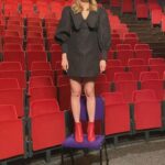 Magdalena Lamparska Instagram – Przyszedł to mnie taki moment podsumowań i ogromnego wzruszenia. 10 lat gramy spektakl „Klaps! 50 twarzy Greya” – 228 zagranych spektakli w Polsce i za granicą. Zawsze wypełniona widownia cudowną publicznością. Przyszła do mnie taka myśl o wolności, akceptacji i poczuciu bezpieczeństwa. Aktor na scenie oddaje siebie. Nasza relacje, pozwala nam być wrażliwym, czułym na siebie, nie jest nam straszne się wygłupić co jest bardzo ważne w formie pastiszu i ta pewność oraz bezpieczeństwo po tej stronie czyli na scenie przechodzi na drugą stronę z publicznością która również wchodzi w tę konwencję i dobrze się bawi. Na te 2 godziny przenosimy się w świat wyobraźni na obecność tu i teraz. Za to kocham najbardziej na świecie teatr. Nie wydaje mi się paradoksalnie, że sukcesem tego spektaklu jest wyłącznie sama powieść 50 twarzy greya, ale jego formalizacja, wybitne tłumaczenie Bartka Wierzbiety, genialna reżyseria Johna Weisgerbera @john_weisgerber , Teatr Polonia @teatrpolonia – Nasz Dom i nasze trio: @walesiaklabedzka @mateuszdamiecki Uwielbiam z Wami być. Na dobre i na złe. To co kolejne 10? 😜

#rocznica #10lat