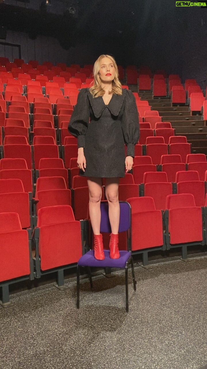 Magdalena Lamparska Instagram - Przyszedł to mnie taki moment podsumowań i ogromnego wzruszenia. 10 lat gramy spektakl „Klaps! 50 twarzy Greya” - 228 zagranych spektakli w Polsce i za granicą. Zawsze wypełniona widownia cudowną publicznością. Przyszła do mnie taka myśl o wolności, akceptacji i poczuciu bezpieczeństwa. Aktor na scenie oddaje siebie. Nasza relacje, pozwala nam być wrażliwym, czułym na siebie, nie jest nam straszne się wygłupić co jest bardzo ważne w formie pastiszu i ta pewność oraz bezpieczeństwo po tej stronie czyli na scenie przechodzi na drugą stronę z publicznością która również wchodzi w tę konwencję i dobrze się bawi. Na te 2 godziny przenosimy się w świat wyobraźni na obecność tu i teraz. Za to kocham najbardziej na świecie teatr. Nie wydaje mi się paradoksalnie, że sukcesem tego spektaklu jest wyłącznie sama powieść 50 twarzy greya, ale jego formalizacja, wybitne tłumaczenie Bartka Wierzbiety, genialna reżyseria Johna Weisgerbera @john_weisgerber , Teatr Polonia @teatrpolonia - Nasz Dom i nasze trio: @walesiaklabedzka @mateuszdamiecki Uwielbiam z Wami być. Na dobre i na złe. To co kolejne 10? 😜 #rocznica #10lat