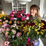 Magdalena Lamparska Instagram – Popremierowe emocje opadają, napiszę jeszcze więcej jak ciut odpocznę, bo to był bardzo intensywny czas. Wspaniały wieczór w gronie najbliższych! Dziękuję za tyle kwiatów ❤️ Tymek rano zapytał, czy otwieramy kwiaciarnie 😜

#popremierze