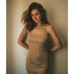 Maggie Geha Instagram - Beige, but not sad beige 🤎✨ 📷 @retosterchi 👗 @reginadoland