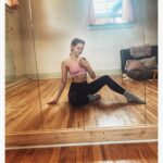 Maggie Geha Instagram – 🙋‍♀️ from my lil studio ☀️💖✨