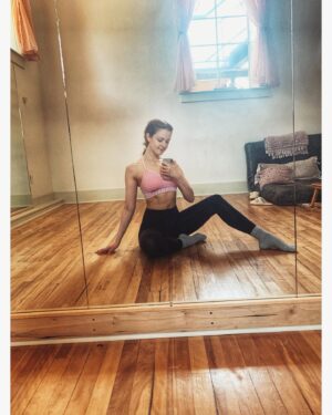 Maggie Geha Instagram - 🙋‍♀️ from my lil studio ☀️💖✨