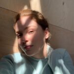 Maggie Geha Instagram - Layin in the light, lazy on the lauan ✨ puttin off puttin in the LVP 🔨