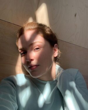 Maggie Geha Instagram - Layin in the light, lazy on the lauan ✨ 
puttin off puttin in the LVP 🔨
