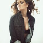 Maggie Geha Instagram - 🌬🤍 🎞: @jamiebeck.co with @kevinburg 💄: @ashleeglazer 💆‍♀️: @justinwoods_ 👗: @tracifranklin11