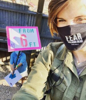 Maggie Grace Instagram - “I 🤍 U from 6 Ft” 
Daily thanks to the badass @feartwd crew for all the covid protocols that let us come back to work- hopefully keeping each other safe at the same time! 
#yayscience #teamworkmakesthedreamwork #maskup #slayallday 
🧟‍♀️🕺🏽💃🏻🚶🏽‍♀️🧍🏻‍♂️🧍🏿‍♂️👯‍♀️🕴🏽🧟‍♂️