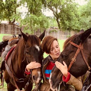Maggie Grace Instagram - Back in the saddle! 🐎
#season6 @feartwd #althea
