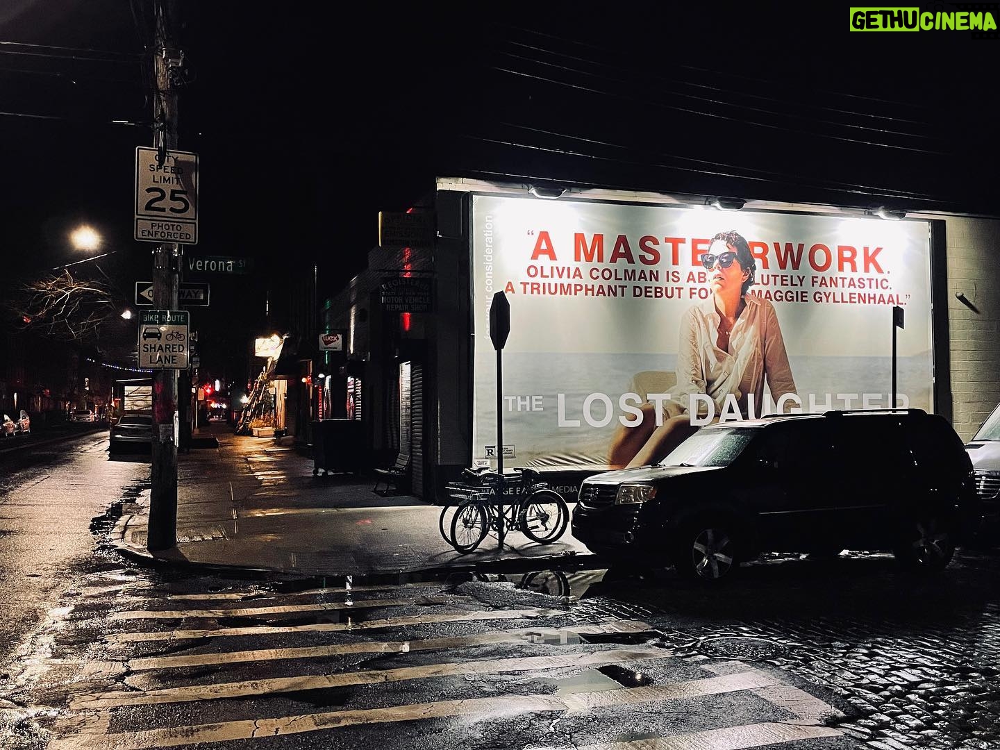 Maggie Gyllenhaal Instagram - @thelostdaughterfilm has come to brooklyn! Photo by my brilliant music editor @jahnsood @netflix @netflixfilm