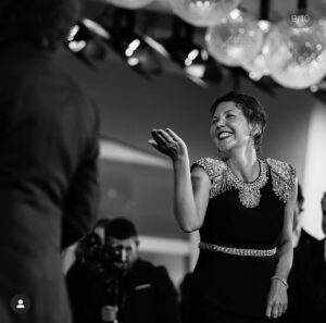 Maggie Gyllenhaal Instagram - Blowing a kiss to my husband @petersarsgaard and @jessicachastain in celebration of their LUMINOUS performances last night in #MichelFranco’s EXQUISITE film #MEMORY in competition at @labiennale I am in awe of their work and full of joy. It is the deepest love story. Bravo all!
