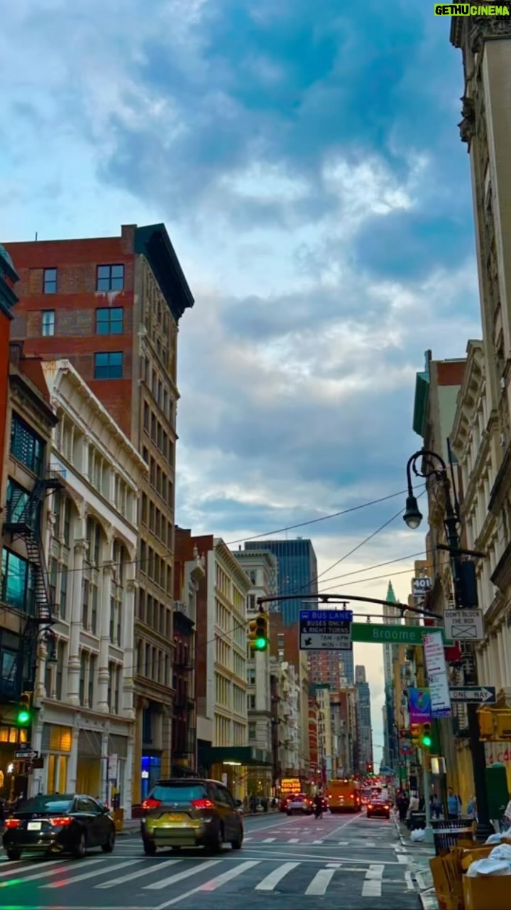 Maggie Lawson Instagram - In a New York minute…✨ #TravelTuesday