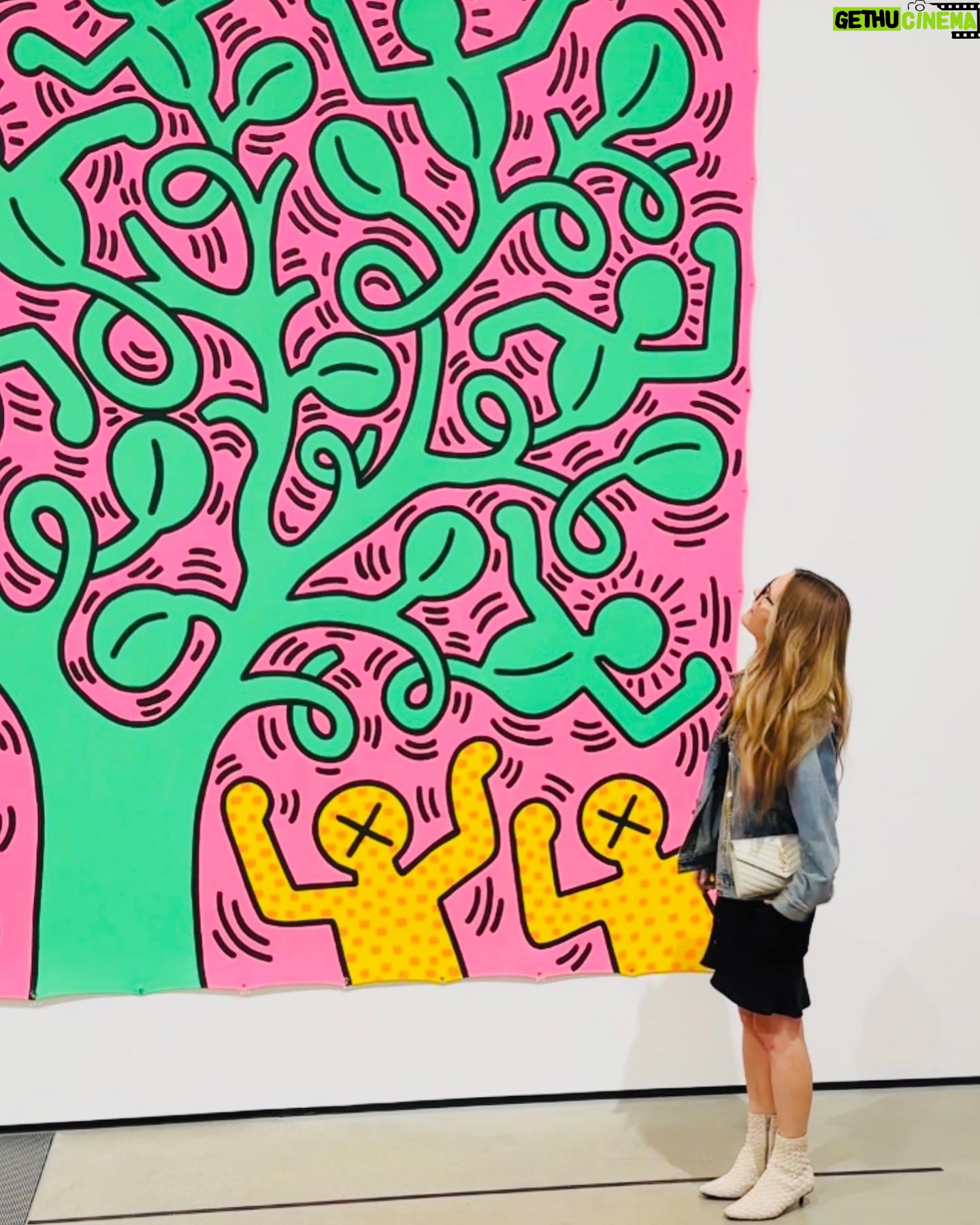 Maggie Lawson Instagram - Art visit to see one of my favs ❤️ #keithharing