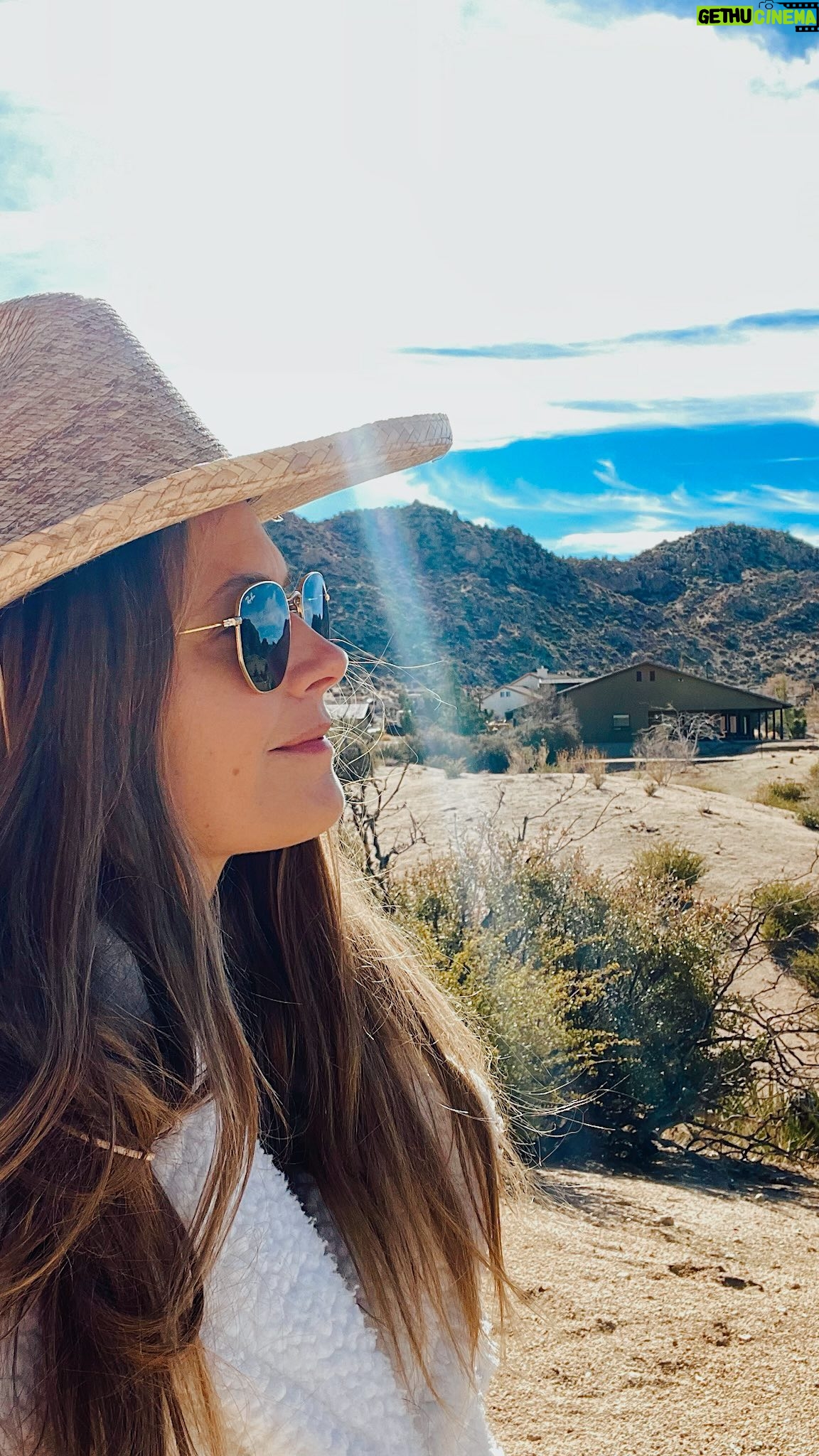 Maggie Lawson Instagram - The rocks of Sedona feel like a giant hug✨ #traveltuesday . . . #travelphotography #travel #sedona #arizona #metime #reflection #canyons