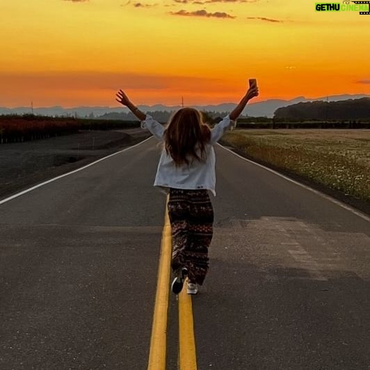 Maggie Lawson Instagram - Always chasing sunsets ✨ From Oregon to Malibu, here are a few of my favorites from the past year #traveltuesday ✌🏼 . . . #mcminnville #oregoncoast #sedona #malibu #scottsdale #parkcity #joshuatree #sunset #chasingsunsets
