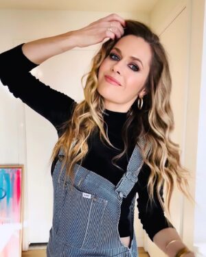 Maggie Lawson Instagram - An “overall” wonderful night 
Thank you @leejeans and @teddysphotos ❤️
.
.
.
💄 by @antonmakeup 
💁🏼‍♀️ by @tildebymatilde