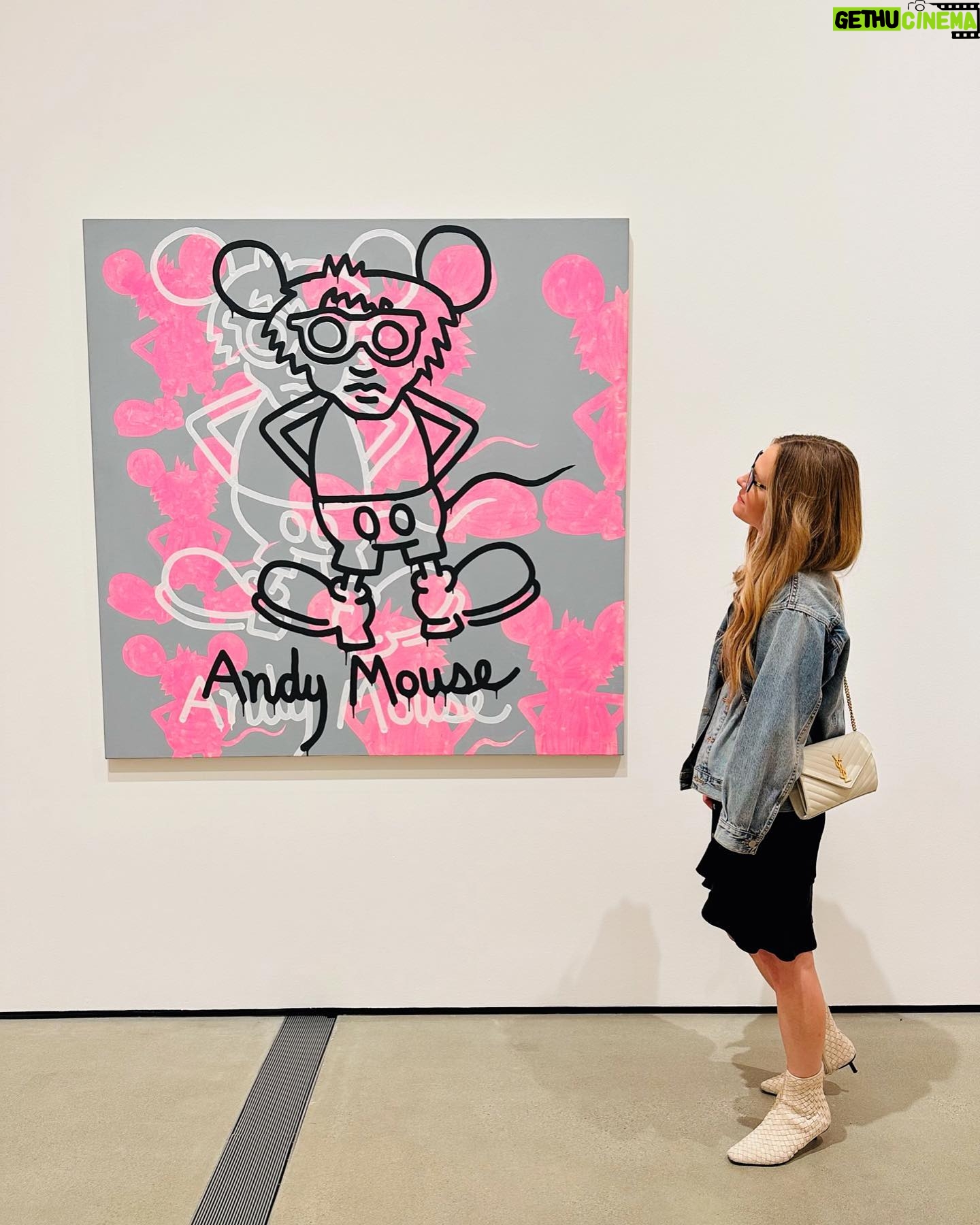 Maggie Lawson Instagram - Art visit to see one of my favs ❤️ #keithharing