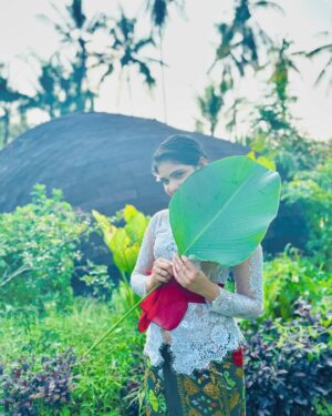 Maheswari Yayathiraj Instagram - #balinesegirl #traditionaldressofbali #balivibes #galungankuningan #travelgram #indonesia #happydays
