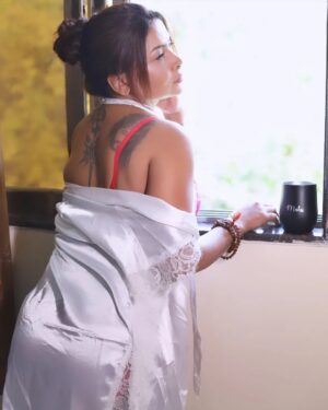 Mahi Kaur Instagram - फिर से नहीं बस्ते , वो लोग जो उजड़ जाते है
कब्र कितनी भी सजाओ, लोग जिंदा कहा होते है।
