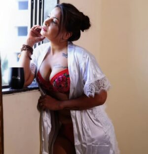 Mahi Kaur Instagram - कुछ अजीब सा चल रहा है 
ये वक्त का सफर।
एक अजीब सी khamkshi है
खुद के ही अंदर।