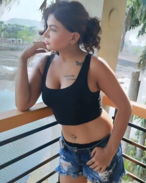 Mahi Kaur Instagram - I play our memories like old records.
Each time scratching deeper.....