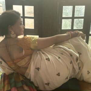 Mahi Kaur Instagram - हसरत ही रहे तो अच्छा है
चांद हासिल हो जाए तो उसमें भी दाग दिखने लगते है।