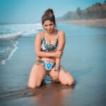 Mahi Kaur Instagram – In every grain of sand,
There’s the story of the earth.
Here’s to writing ours at the beach …….