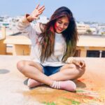 Mahi Maheswari Instagram - Celebrating the colors of our beautiful relationship, I wish you and your family all the bright hues of life. Have a colourful holi ! #holi#color#sisterdaughter#familytime #outdoor #nature #photography #travel #landscape #hiking #adventure #winter #outdoors #mountains #snow #naturephotography #camping #photooftheday #love #mountain #captionplus #sky #naturelovers #trekking #beautiful #wanderlust #ex
