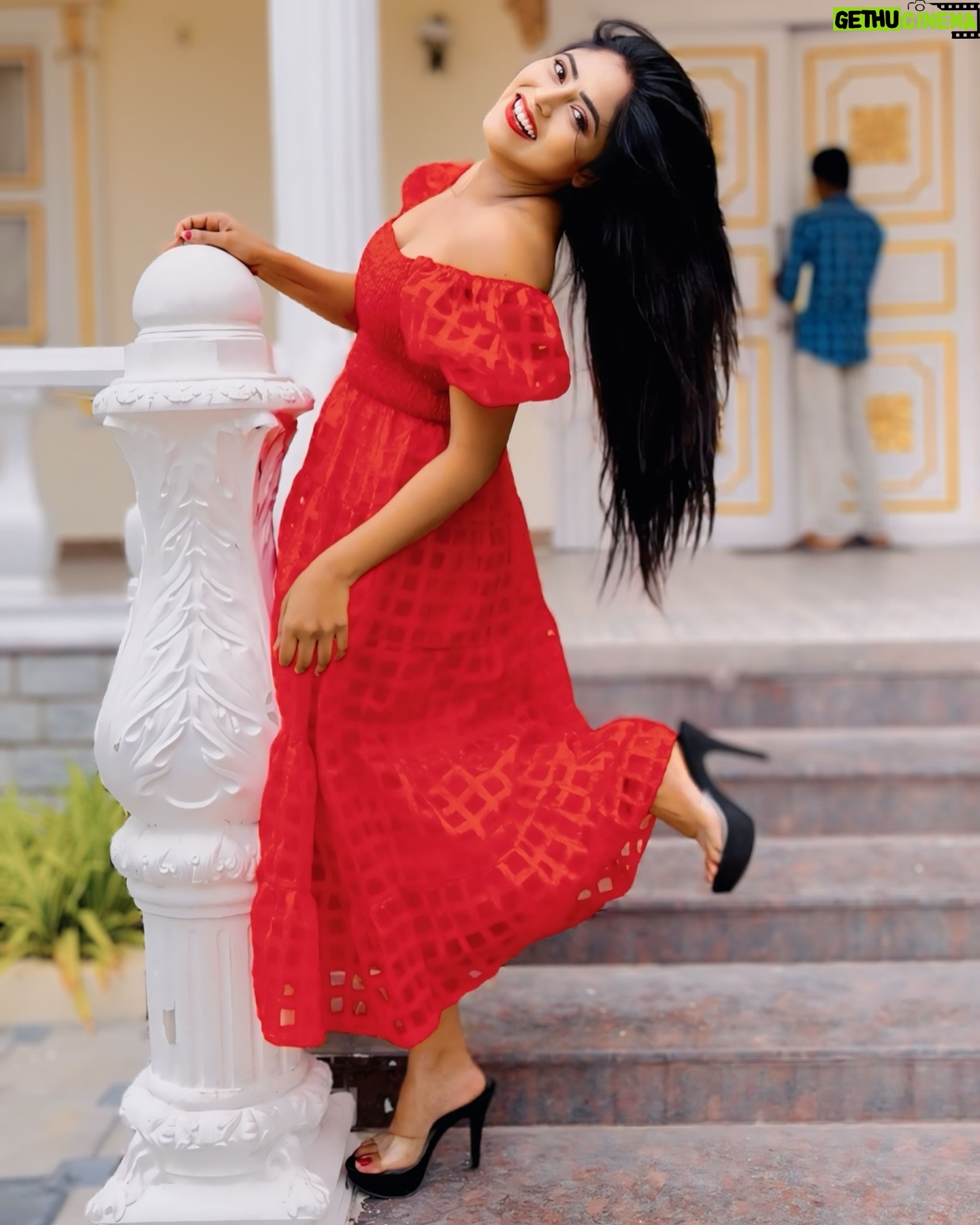 Mahi Maheswari Instagram - 👗 @myroopamsboutique. #Clothing #Hair #Joint #Hand #Hairstyle #Photograph #Shoulder #Leg #One-PieceGarment #Smile #Neck