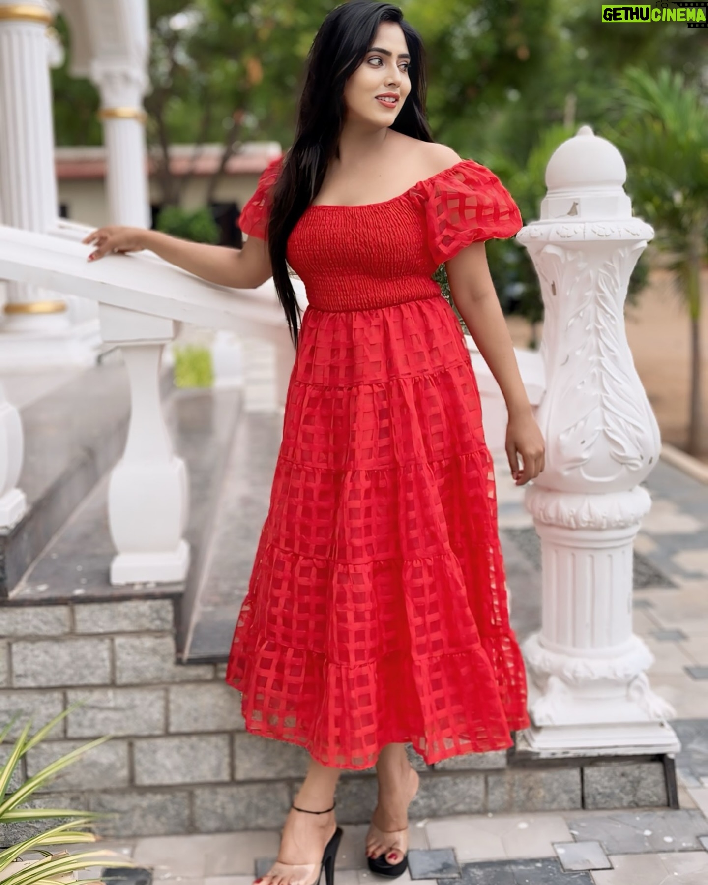 Mahi Maheswari Instagram - 👗 @myroopamsboutique. #Clothing #Hair #Joint #Hand #Hairstyle #Photograph #Shoulder #Leg #One-PieceGarment #Smile #Neck