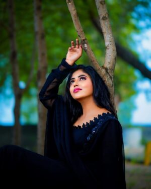 Mahi Maheswari Instagram - Outfit by @uski_designer_studio pic by @7r_photography___  #Sky #Fashion #Tree #PeopleInNature #Grass #Eyewear #Leisure #FormalWear #ElectricBlue #Fun #FlashPhotography