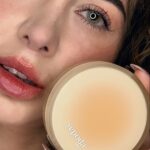 Mahi Masegosa Instagram – Estoy alucinando con el acabado que esta base deja a mi piel! Se llama The Dewy Day, de @yepoda.es , y es una base increíble! Muy ligera, de acabado radiante, factor de protección 30, y aceites hidratantes de jojoba y de albaricoque. Deja la piel uniforme y cubre imperfecciones.
Os dejo mi código descuento “MAHIM” con el que os harán un 20% de descuento !!!
Los productos de yepoda son veganos, no tratan en animales y súper concienciadlos con el medio ambiente porque sus envases son reutilizables 💫💫💫
Gracias a la IA, puedes encontrar el tono perfecto para tu piel utilizando el buscador de tonos de la web de Yepoda. La línea se compone de 7 tonos, que podéis ver en la web!

#yepoda
#kbeauty