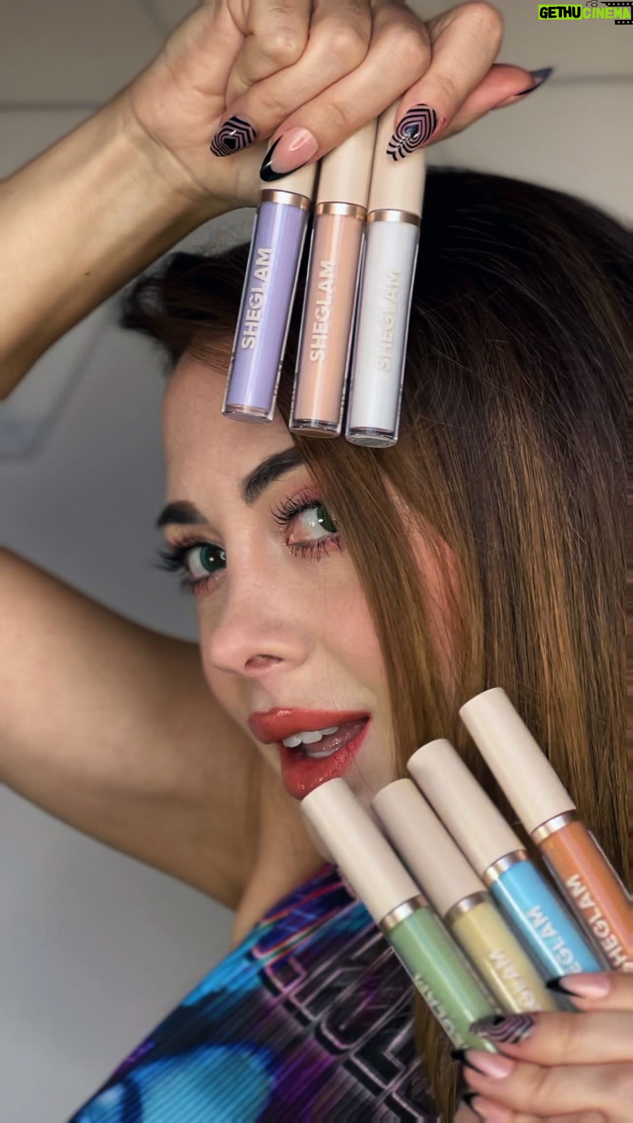 Mahi Masegosa - 2.8K Likes - Increíble pero cierto!!! 🌈 Los correctores de @sheglam_official se hicieron virales y no me lo podría creer! Los he probado y ya no quiero otros💫 Tú te atreverías con los Magic Color Correcting Concealer??? #sheglam #sheglammusthaves #makeuphacks