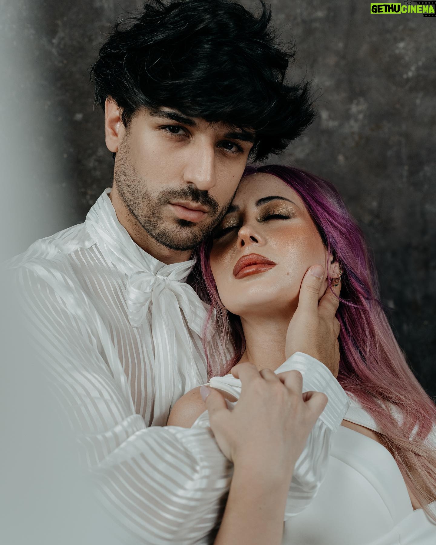 Mahi Masegosa - 15.2K Likes - Si algún día nos casamos, @numenstudiogrx @numenweddings está clarísimo que serán los encargados del reportaje de boda 😂 la pregunta es, nos casamos ?! Con 33 años se me ha pasado ya el arroz?! 😂
