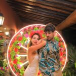 Mahi Masegosa Instagram - Rafa lleva unos días muy sensiblón! Así como triste; y cabizbajo! Supongo que tiene un pico hormonal o algo, porque no tiene motivos para estar mal! Estoy intentando darle todo el amor que puedo y consentirlo todo el rato! Los perrillos me ayudan. Igual también quiero aprovechar para subir estas fotos que tengo en la recámara, para decirle de paso que lo quiero un montón, que si él está triste yo me voy a preocupar, y que si él está feliz, me voy a poner feliz yo también de verlo a él 💖 He tenido mucha suerte de conocerte! Me tratas con tanto cariño, siempre me valoras y crees que soy la mejor aunque sea una papanatas 🤪 Me pelas los higos, me compras bitter kas y siempre me tienes las sabanas limpitas! Estoy segura que esto es amorcito del bueno 💖 Te quiero, @rafamoyaoficial 💫