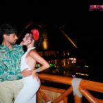 Mahi Masegosa Instagram - Rafa lleva unos días muy sensiblón! Así como triste; y cabizbajo! Supongo que tiene un pico hormonal o algo, porque no tiene motivos para estar mal! Estoy intentando darle todo el amor que puedo y consentirlo todo el rato! Los perrillos me ayudan. Igual también quiero aprovechar para subir estas fotos que tengo en la recámara, para decirle de paso que lo quiero un montón, que si él está triste yo me voy a preocupar, y que si él está feliz, me voy a poner feliz yo también de verlo a él 💖 He tenido mucha suerte de conocerte! Me tratas con tanto cariño, siempre me valoras y crees que soy la mejor aunque sea una papanatas 🤪 Me pelas los higos, me compras bitter kas y siempre me tienes las sabanas limpitas! Estoy segura que esto es amorcito del bueno 💖 Te quiero, @rafamoyaoficial 💫