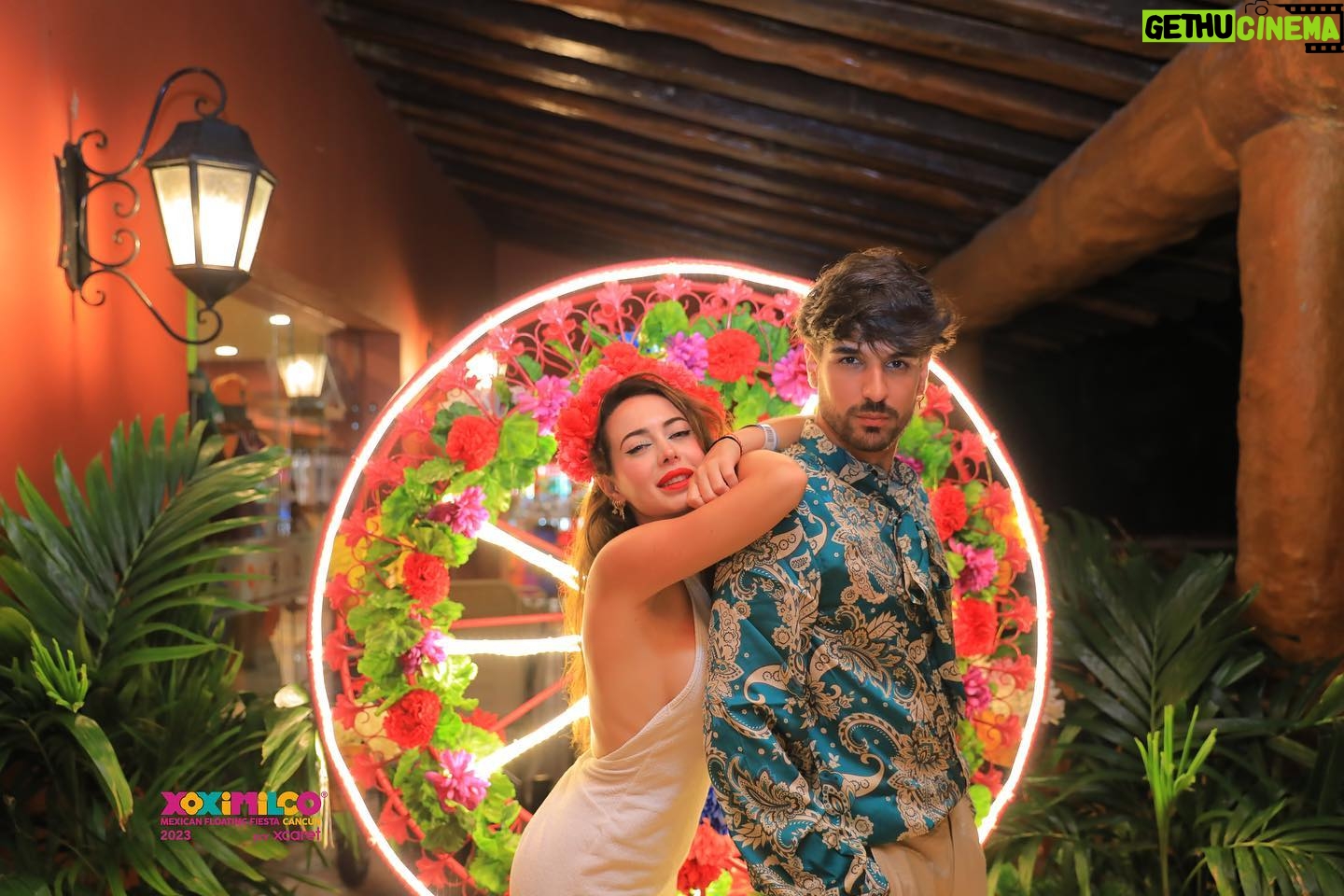 Mahi Masegosa - 6.3K Likes - Rafa lleva unos días muy sensiblón! Así como triste; y cabizbajo! Supongo que tiene un pico hormonal o algo, porque no tiene motivos para estar mal! Estoy intentando darle todo el amor que puedo y consentirlo todo el rato! Los perrillos me ayudan.
Igual también quiero aprovechar para subir estas fotos que tengo en la recámara, para decirle de paso que lo quiero un montón, que si él está triste yo me voy a preocupar, y que si él está feliz, me voy a poner feliz yo también de verlo a él 💖
He tenido mucha suerte de conocerte! Me tratas con tanto cariño, siempre me valoras y crees que soy la mejor aunque sea una papanatas 🤪 Me pelas los higos, me compras bitter kas y siempre me tienes las sabanas limpitas! Estoy segura que esto es amorcito del bueno 💖
Te quiero, @rafamoyaoficial 💫