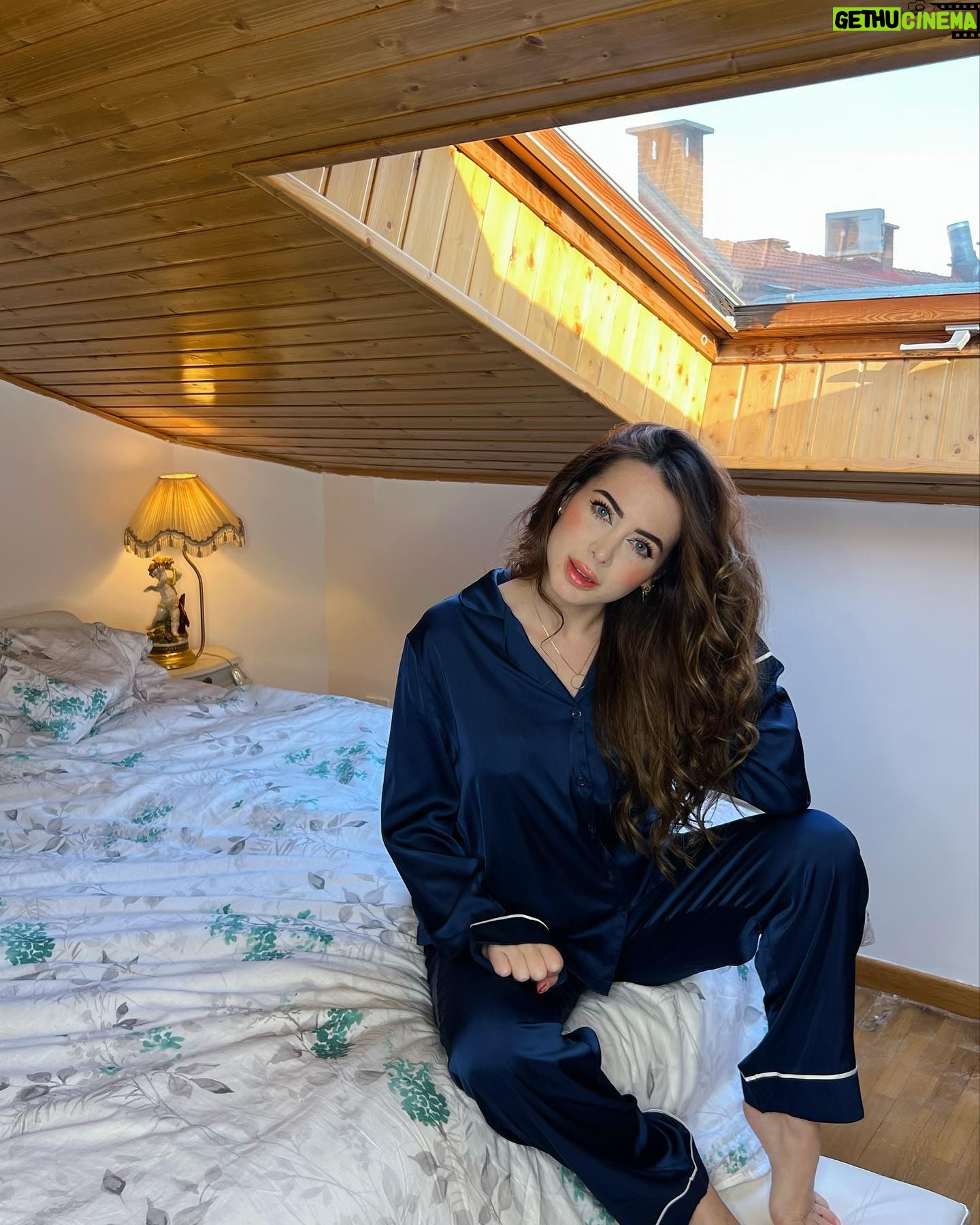Mahi Masegosa - 4K Likes - Qué ganas tenía de probar las prendas de Luvlette en mis nuevas lolas !!! 🤣🤣🤣 sus braguitas sin costuras, sus pijamas, sus sujetadores … @luvletteofficial es para mí de lejos la marca más cómoda, favorecedora y elegante!
Código descuento: “luvmahi15” (extra 15% off en Luvlette y SHEIN) 🥰🥰🥰
links de los productos:
Sujetador push up nude:
20589163 https://shein.top/t4greyo
Pack de tres braguitas talle alto sin costura:
17766753 https://shein.top/sxxm102
Pijama de satén: 13590103 https://shein.top/5z0wi33
Sujetador de encaje negro: 25040059 https://shein.top/hd66kgl
@luvletteofficial #Luvlette #LuvlettePartner #holiday #publi