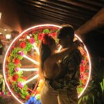 Mahi Masegosa Instagram - Rafa lleva unos días muy sensiblón! Así como triste; y cabizbajo! Supongo que tiene un pico hormonal o algo, porque no tiene motivos para estar mal! Estoy intentando darle todo el amor que puedo y consentirlo todo el rato! Los perrillos me ayudan. Igual también quiero aprovechar para subir estas fotos que tengo en la recámara, para decirle de paso que lo quiero un montón, que si él está triste yo me voy a preocupar, y que si él está feliz, me voy a poner feliz yo también de verlo a él 💖 He tenido mucha suerte de conocerte! Me tratas con tanto cariño, siempre me valoras y crees que soy la mejor aunque sea una papanatas 🤪 Me pelas los higos, me compras bitter kas y siempre me tienes las sabanas limpitas! Estoy segura que esto es amorcito del bueno 💖 Te quiero, @rafamoyaoficial 💫