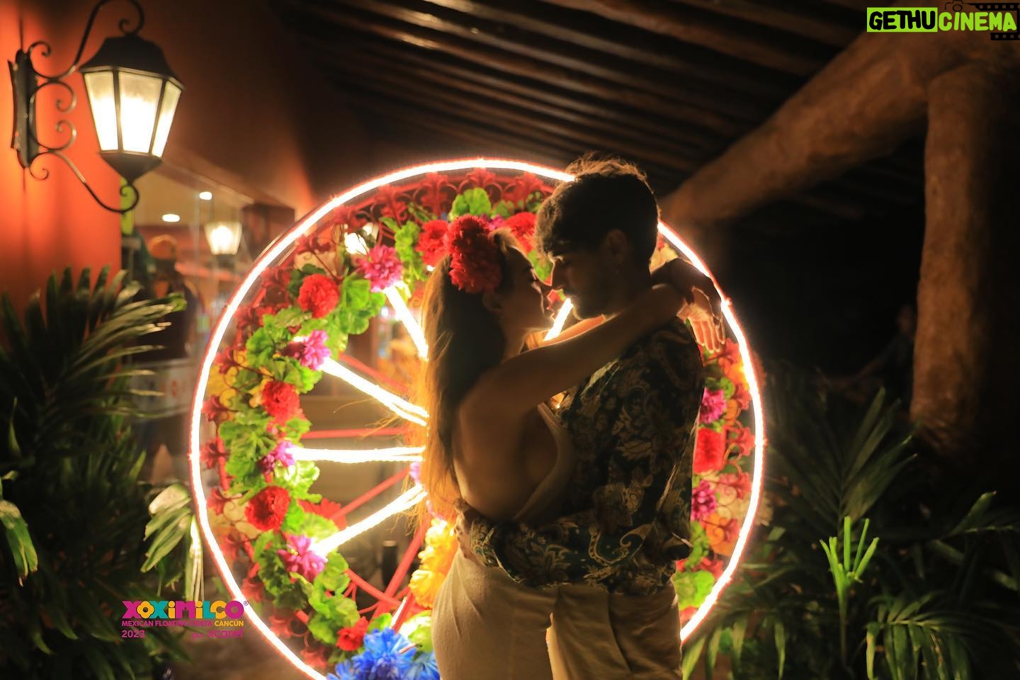 Mahi Masegosa - 6.3K Likes - Rafa lleva unos días muy sensiblón! Así como triste; y cabizbajo! Supongo que tiene un pico hormonal o algo, porque no tiene motivos para estar mal! Estoy intentando darle todo el amor que puedo y consentirlo todo el rato! Los perrillos me ayudan.
Igual también quiero aprovechar para subir estas fotos que tengo en la recámara, para decirle de paso que lo quiero un montón, que si él está triste yo me voy a preocupar, y que si él está feliz, me voy a poner feliz yo también de verlo a él 💖
He tenido mucha suerte de conocerte! Me tratas con tanto cariño, siempre me valoras y crees que soy la mejor aunque sea una papanatas 🤪 Me pelas los higos, me compras bitter kas y siempre me tienes las sabanas limpitas! Estoy segura que esto es amorcito del bueno 💖
Te quiero, @rafamoyaoficial 💫