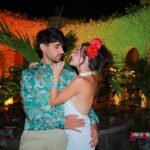Mahi Masegosa Instagram - Rafa lleva unos días muy sensiblón! Así como triste; y cabizbajo! Supongo que tiene un pico hormonal o algo, porque no tiene motivos para estar mal! Estoy intentando darle todo el amor que puedo y consentirlo todo el rato! Los perrillos me ayudan. Igual también quiero aprovechar para subir estas fotos que tengo en la recámara, para decirle de paso que lo quiero un montón, que si él está triste yo me voy a preocupar, y que si él está feliz, me voy a poner feliz yo también de verlo a él 💖 He tenido mucha suerte de conocerte! Me tratas con tanto cariño, siempre me valoras y crees que soy la mejor aunque sea una papanatas 🤪 Me pelas los higos, me compras bitter kas y siempre me tienes las sabanas limpitas! Estoy segura que esto es amorcito del bueno 💖 Te quiero, @rafamoyaoficial 💫