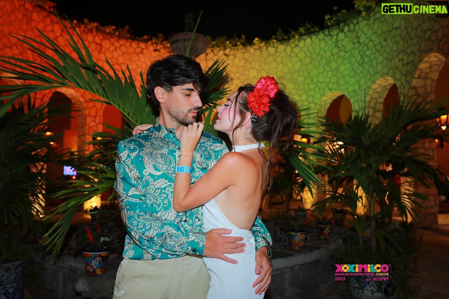 Mahi Masegosa - 6.3K Likes - Rafa lleva unos días muy sensiblón! Así como triste; y cabizbajo! Supongo que tiene un pico hormonal o algo, porque no tiene motivos para estar mal! Estoy intentando darle todo el amor que puedo y consentirlo todo el rato! Los perrillos me ayudan.
Igual también quiero aprovechar para subir estas fotos que tengo en la recámara, para decirle de paso que lo quiero un montón, que si él está triste yo me voy a preocupar, y que si él está feliz, me voy a poner feliz yo también de verlo a él 💖
He tenido mucha suerte de conocerte! Me tratas con tanto cariño, siempre me valoras y crees que soy la mejor aunque sea una papanatas 🤪 Me pelas los higos, me compras bitter kas y siempre me tienes las sabanas limpitas! Estoy segura que esto es amorcito del bueno 💖
Te quiero, @rafamoyaoficial 💫