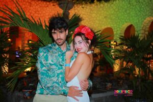 Mahi Masegosa Instagram - Rafa lleva unos días muy sensiblón! Así como triste; y cabizbajo! Supongo que tiene un pico hormonal o algo, porque no tiene motivos para estar mal! Estoy intentando darle todo el amor que puedo y consentirlo todo el rato! Los perrillos me ayudan.
Igual también quiero aprovechar para subir estas fotos que tengo en la recámara, para decirle de paso que lo quiero un montón, que si él está triste yo me voy a preocupar, y que si él está feliz, me voy a poner feliz yo también de verlo a él 💖
He tenido mucha suerte de conocerte! Me tratas con tanto cariño, siempre me valoras y crees que soy la mejor aunque sea una papanatas 🤪 Me pelas los higos, me compras bitter kas y siempre me tienes las sabanas limpitas! Estoy segura que esto es amorcito del bueno 💖
Te quiero, @rafamoyaoficial 💫