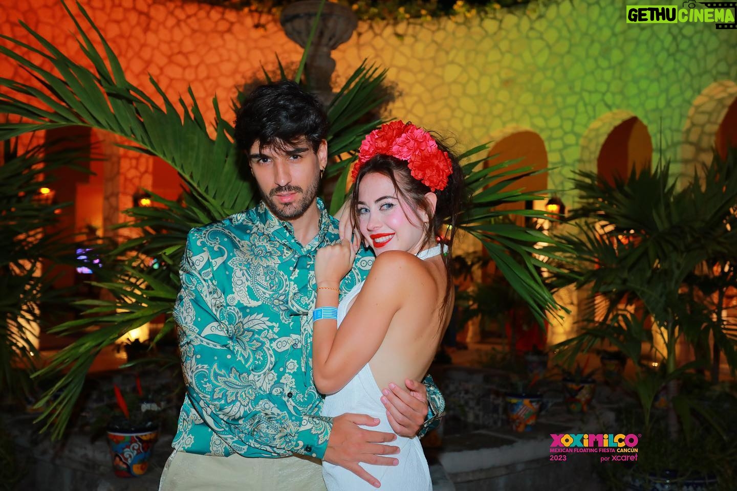 Mahi Masegosa - 6.3K Likes - Rafa lleva unos días muy sensiblón! Así como triste; y cabizbajo! Supongo que tiene un pico hormonal o algo, porque no tiene motivos para estar mal! Estoy intentando darle todo el amor que puedo y consentirlo todo el rato! Los perrillos me ayudan.
Igual también quiero aprovechar para subir estas fotos que tengo en la recámara, para decirle de paso que lo quiero un montón, que si él está triste yo me voy a preocupar, y que si él está feliz, me voy a poner feliz yo también de verlo a él 💖
He tenido mucha suerte de conocerte! Me tratas con tanto cariño, siempre me valoras y crees que soy la mejor aunque sea una papanatas 🤪 Me pelas los higos, me compras bitter kas y siempre me tienes las sabanas limpitas! Estoy segura que esto es amorcito del bueno 💖
Te quiero, @rafamoyaoficial 💫