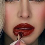 Mahi Masegosa Instagram - Probando los labiales más virales! Son de @sheglam_official y la colección se llama Mirror Kiss Hihg-Shine Lipstick! Qué tono te mola más ?! Eres de labiales brillo o mate!? #SHEGLAM #SHEGLAMlipstick