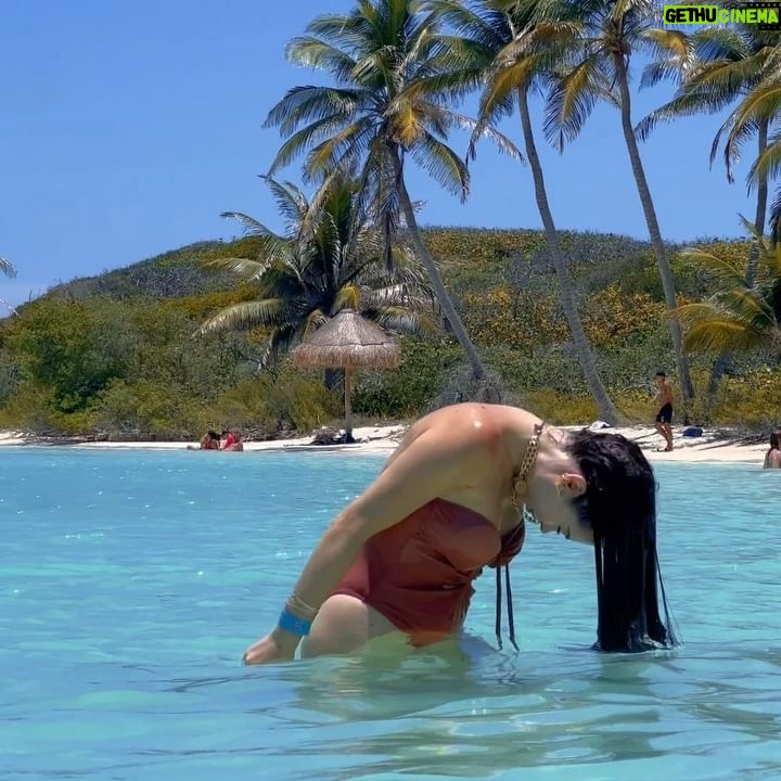 Mahi Masegosa - 11K Likes - Venir a México 🇲🇽 me ha dado alegría al alma! Gracias, @rafamoyaoficial por este pedazo de regalo, una experiencia tan linda !!! Ya jamás podré volver a decir que en seis años casi se novios sólo hemos ido un finde a Torrevieja y otro a Nerja 😂
Aquí os dejo unos cuantos ratitos de ayer en Isla Contoy, e Isla mujeres ! También hicimos snorkel, por los corales de aquí, que me recordaron mil a los que había en los Cayos Cochinos 🪸cuando estuve en Supervivientes! 🔥 Me emocioné y lloré un poco porque no esperaba repetir esa experiencia y es que habían hasta los mismos pececillos del caribe🐠 ! Los mismos fondos marinos! Una pena no haber traído una GoPro acuática para poder grabar eso para vosotros 😂 me lo apunto para la próxima !
Pues eso, que como podéis ver, lo estamos pasando padrísimo !!!💫💫
Os mando un abrazo a todos! Gracias por los comentarios tan lindos que me ponéis a diario💖💖💖