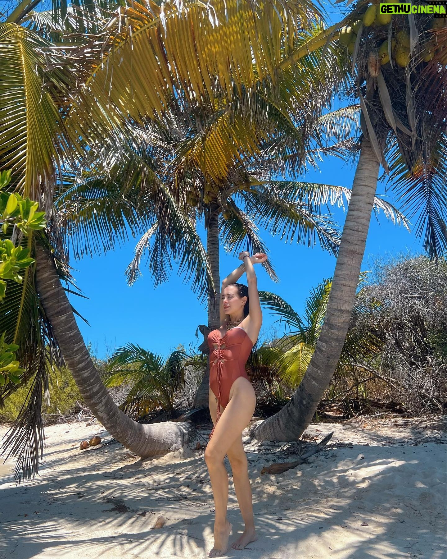 Mahi Masegosa - 11K Likes - Venir a México 🇲🇽 me ha dado alegría al alma! Gracias, @rafamoyaoficial por este pedazo de regalo, una experiencia tan linda !!! Ya jamás podré volver a decir que en seis años casi se novios sólo hemos ido un finde a Torrevieja y otro a Nerja 😂
Aquí os dejo unos cuantos ratitos de ayer en Isla Contoy, e Isla mujeres ! También hicimos snorkel, por los corales de aquí, que me recordaron mil a los que había en los Cayos Cochinos 🪸cuando estuve en Supervivientes! 🔥 Me emocioné y lloré un poco porque no esperaba repetir esa experiencia y es que habían hasta los mismos pececillos del caribe🐠 ! Los mismos fondos marinos! Una pena no haber traído una GoPro acuática para poder grabar eso para vosotros 😂 me lo apunto para la próxima !
Pues eso, que como podéis ver, lo estamos pasando padrísimo !!!💫💫
Os mando un abrazo a todos! Gracias por los comentarios tan lindos que me ponéis a diario💖💖💖
